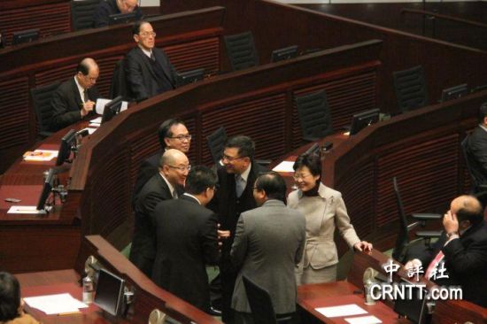 答問(wèn)大會(huì)之前，港府司局長(zhǎng)等高官聚談（中評(píng)社 鄧冠英攝）
