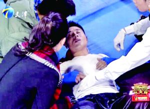 天津衛(wèi)視一檔明星真人秀娛樂(lè)節(jié)目中，海南省武術(shù)協(xié)會(huì)副秘書(shū)長(zhǎng)楊成章被打倒在地，表情痛苦。