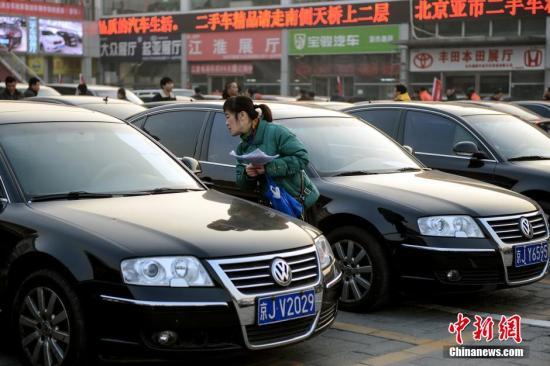 1月23日，北京亞運村汽車交易市場中拓拍賣停車場上人頭攢動。