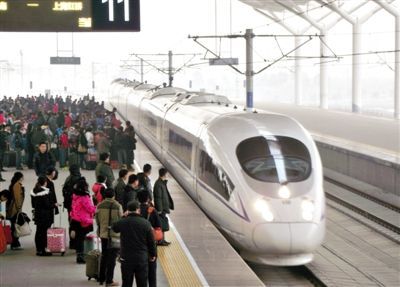 　2014年1月3日，江蘇徐州，旅客在等候乘坐京滬高鐵和諧號動車組列車。圖/CFP