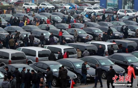 2015年1月25日，首批國家和中央機(jī)關(guān)取消的公務(wù)用車在北京亞運(yùn)村汽車交易市場拍賣。106輛公務(wù)用車