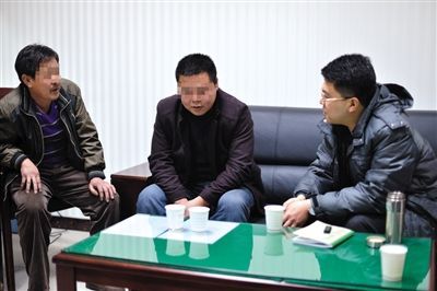 1月7日，陜西省榆林市，國(guó)家信訪局第五督查組成員王治鐸（右一）與兩名信訪人約談。 楊凱 攝