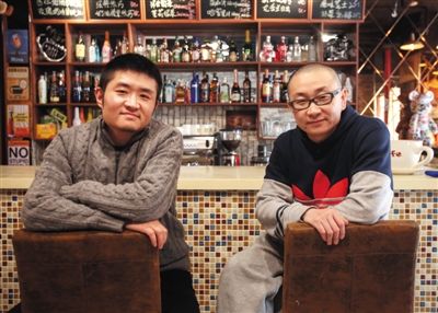 　14日，西安交通大學(xué)路66號(hào)公路咖啡館，苗阜（左）、王聲（右）兩位青年相聲演員今年將第一次登上春晚