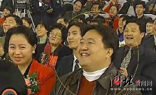該名男子連續(xù)多年在春節(jié)晚會中出現(xiàn)，被網(wǎng)友稱為“十年最牛笑臉哥”。