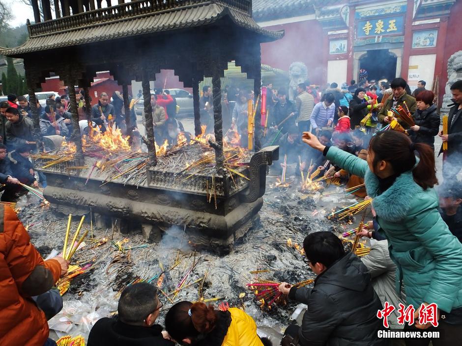 大年初五全國各地民眾燒香拜財(cái)神