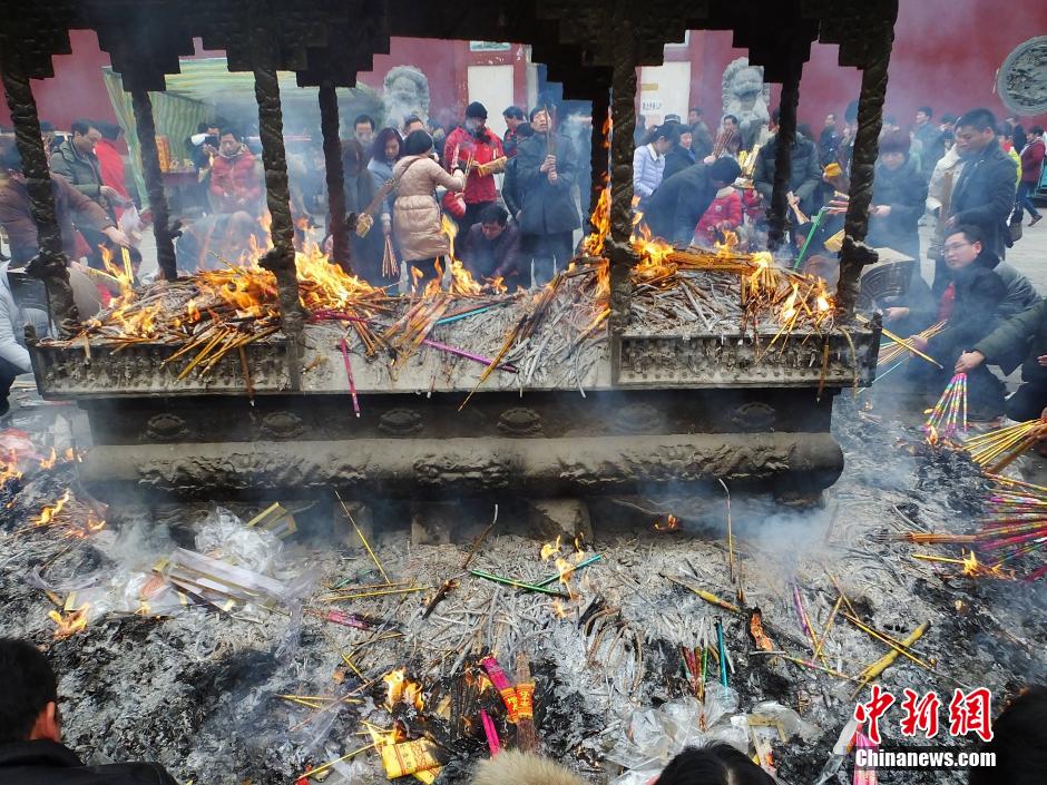 大年初五全國各地民眾燒香拜財(cái)神