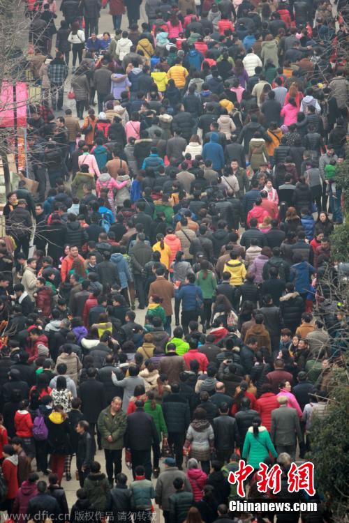 大年初五全國各地民眾燒香拜財(cái)神