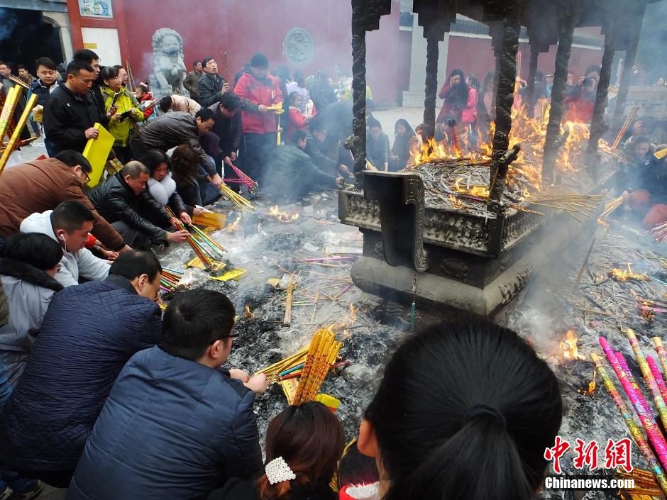 大年初五全國各地民眾燒香拜財(cái)神