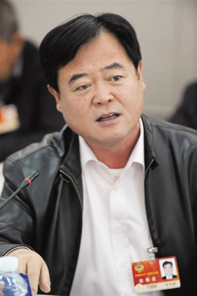 　政協(xié)委員、中國通用技術(shù)集團董事長賀同新稱，按照2014年的數(shù)字，他的薪水下降了近50%。圖/CFP