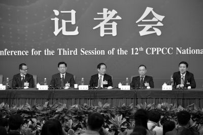 昨日，政協(xié)十二屆三次會(huì)議舉行記者會(huì)，五位嘉賓回答中外記者提問。京華時(shí)報(bào)記者王海欣攝