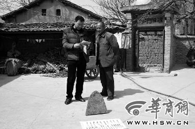 昨日，商洛市博物館工作人員（左）向李老漢講解最近出臺(tái)的《陜西省群眾保護(hù)文物獎(jiǎng)勵(lì)辦法》