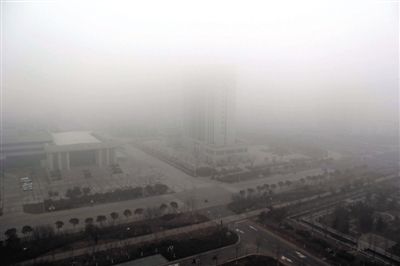 昨日，連云港市贛榆區(qū)14層高樓上拍攝的大霧天氣。當(dāng)日，江蘇省多地出現(xiàn)大霧天氣。新華社發(fā)