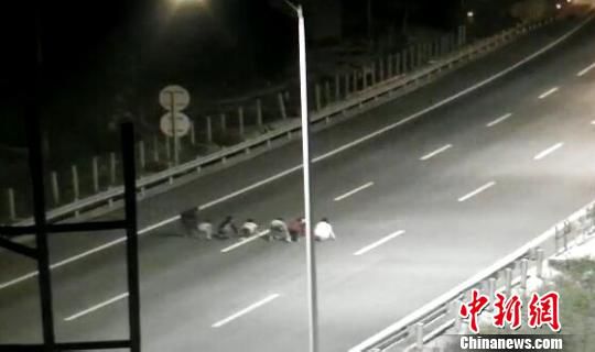 孩子們將高速公路當成跑道賽跑?！【焦﹫D　攝