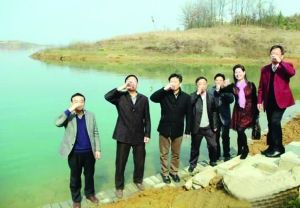 活動儀式現(xiàn)場，一眾人舀起漳河水直接喝下