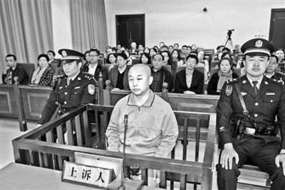 4月14日，趙志紅（前中）在庭審現(xiàn)場 供圖/新華社