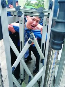 律師王甫在試圖跑進衡陽中院大門時被圍攻者阻止，西服和襯衣被撕爛。