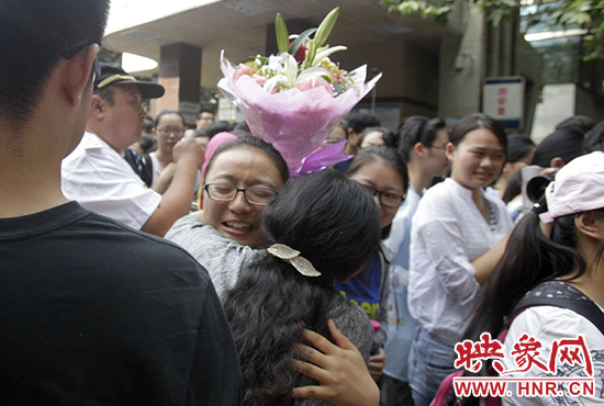 沖向你，給你一個(gè)深情的擁抱。