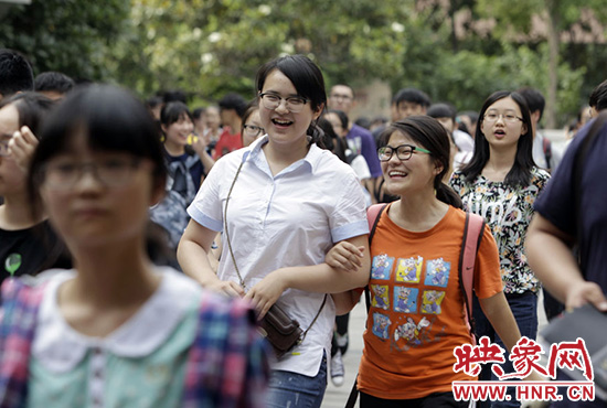 也有一種情，平日嬉笑怒罵，針?shù)h相對(duì)，只有別離時(shí)才會(huì)牽手擁抱。
