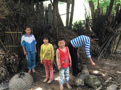 羅梅和她的三個(gè)孩子。中間兩個(gè)孩子為羅梅夫婦在逃亡途中所生。新京報(bào)記者 蕭輝 攝