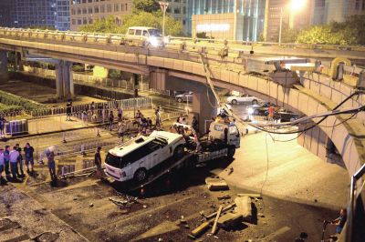 路虎車被扶正后，救援車將其拖離現(xiàn)場(chǎng)。