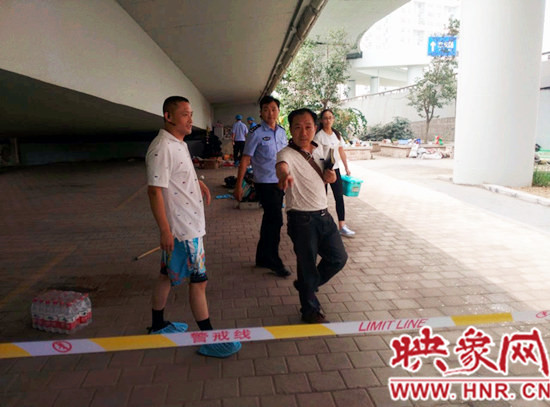 事發(fā)后，警方封鎖現(xiàn)場進行調(diào)查取證。