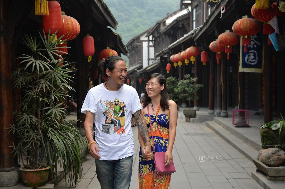 圖為7月20日，顧少?gòu)?qiáng)和老公于夫在成都街子古鎮(zhèn)，兩人剛于7月6日登記結(jié)婚。王勤/CFP