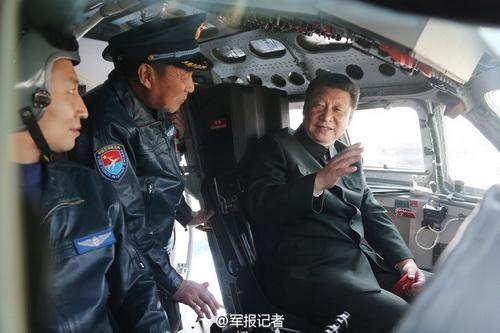 2015年2月16日，習(xí)近平登上戰(zhàn)機，坐進駕駛艙，了解裝備性能，體驗操作使用。