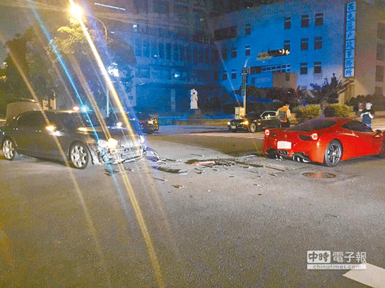 圖為車號8889的法拉利（右）和車號9888的賓利車（左）發(fā)生擦撞，法拉利車身嚴(yán)重?fù)p毀。