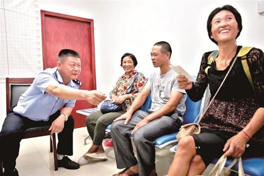 在民警的幫助下，流浪婦女右一與親人相聚