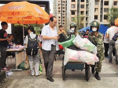 9月8日，天津濱海海港城小區(qū)，武警幫助居民搬東西。