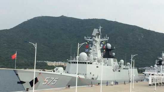 中國海軍艦艇編隊(duì)12日上午從三亞起航，參加“和平友誼-2015”中馬兩軍首次實(shí)兵聯(lián)演。