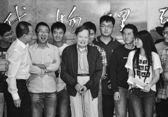 楊振寧與中國科大的同學(xué)合影。