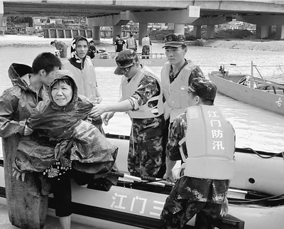 5日，廣東江門市邊防官兵解救被洪水圍困的群眾。 廖 鍵攝（人民視覺）