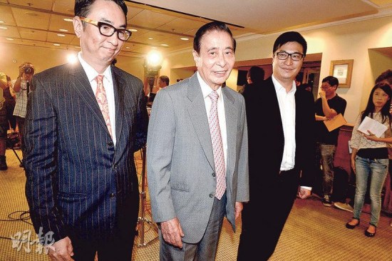 四叔李兆基（中）、長子李家杰（左）及次子李家誠