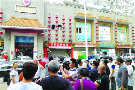 青島宰客海鮮店成“景點”，游人“參觀”拍照。