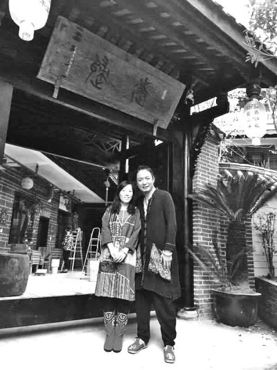顧少強和丈夫在自己的客棧前合影,作為結(jié)婚照。照片由受訪者提供