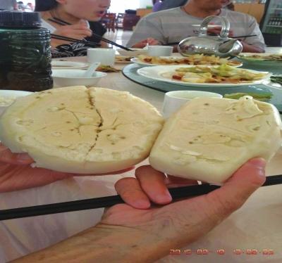 在參加山西游行程中，體驗員發(fā)現(xiàn)團餐中的饅頭已經(jīng)發(fā)霉。視頻截圖