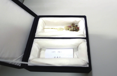 存放于匣內(nèi)的金簪華美依舊。