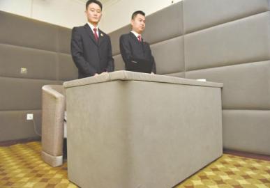 審訊室、居住室內(nèi)的桌椅板凳都進(jìn)行了軟包。