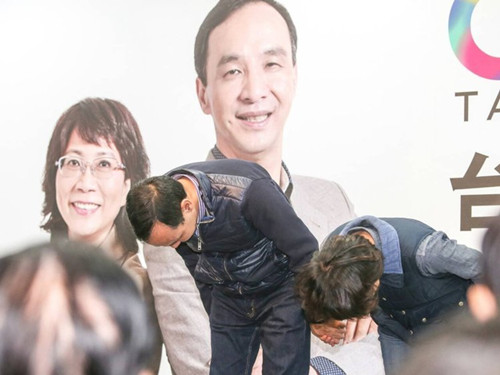 國(guó)民黨明天下午將召開(kāi)臨時(shí)中常會(huì)，決定由誰(shuí)擔(dān)任代理主席。圖為朱立倫與王如玄上午到競(jìng)選總部，向支持自己競(jìng)選的志工們一一致意，感謝他們的陪伴。圖片來(lái)源：臺(tái)灣《聯(lián)合報(bào)》
