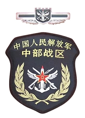 習(xí)近平將軍旗授予東部戰(zhàn)區(qū)司令員劉粵軍、政治委員鄭衛(wèi)平。