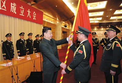 習(xí)近平將軍旗授予東部戰(zhàn)區(qū)司令員劉粵軍、政治委員鄭衛(wèi)平。