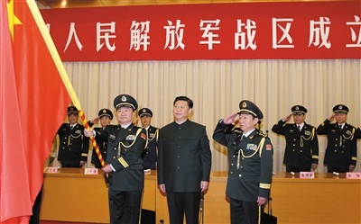 習(xí)近平將軍旗授予南部戰(zhàn)區(qū)司令員王教成、政治委員魏亮。