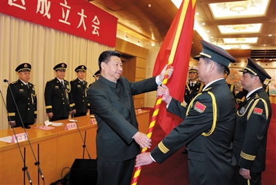 習(xí)近平將軍旗授予西部戰(zhàn)區(qū)司令員趙宗岐、政治委員朱福熙。