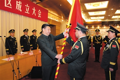 習(xí)近平將軍旗授予北部戰(zhàn)區(qū)司令員宋普選、政治委員褚益民。