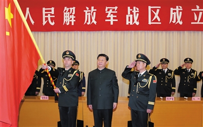習(xí)近平將軍旗授予中部戰(zhàn)區(qū)司令員韓衛(wèi)國(guó)、政治委員殷方龍。