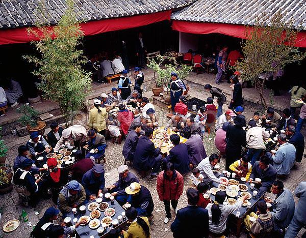 貴州畢節(jié)織金縣板橋鄉(xiāng)政府公職人員在整頓村民亂辦酒席時，雙方發(fā)生沖突并互有出手。