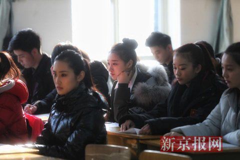 主持系考生正在備考區(qū)等待考試。