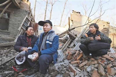 2014年1月，取保候?qū)彽乃螤幑夂透改缚粗鴼垟〉姆孔?，默默流淚