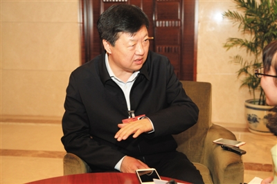 昨日下午，全國人大代表、哈爾濱市長宋希斌在駐地接受新京報(bào)記者專訪。張磊 攝